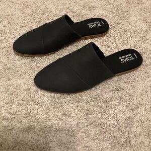Toms jade mules. size: 8.5. color: BLACK.